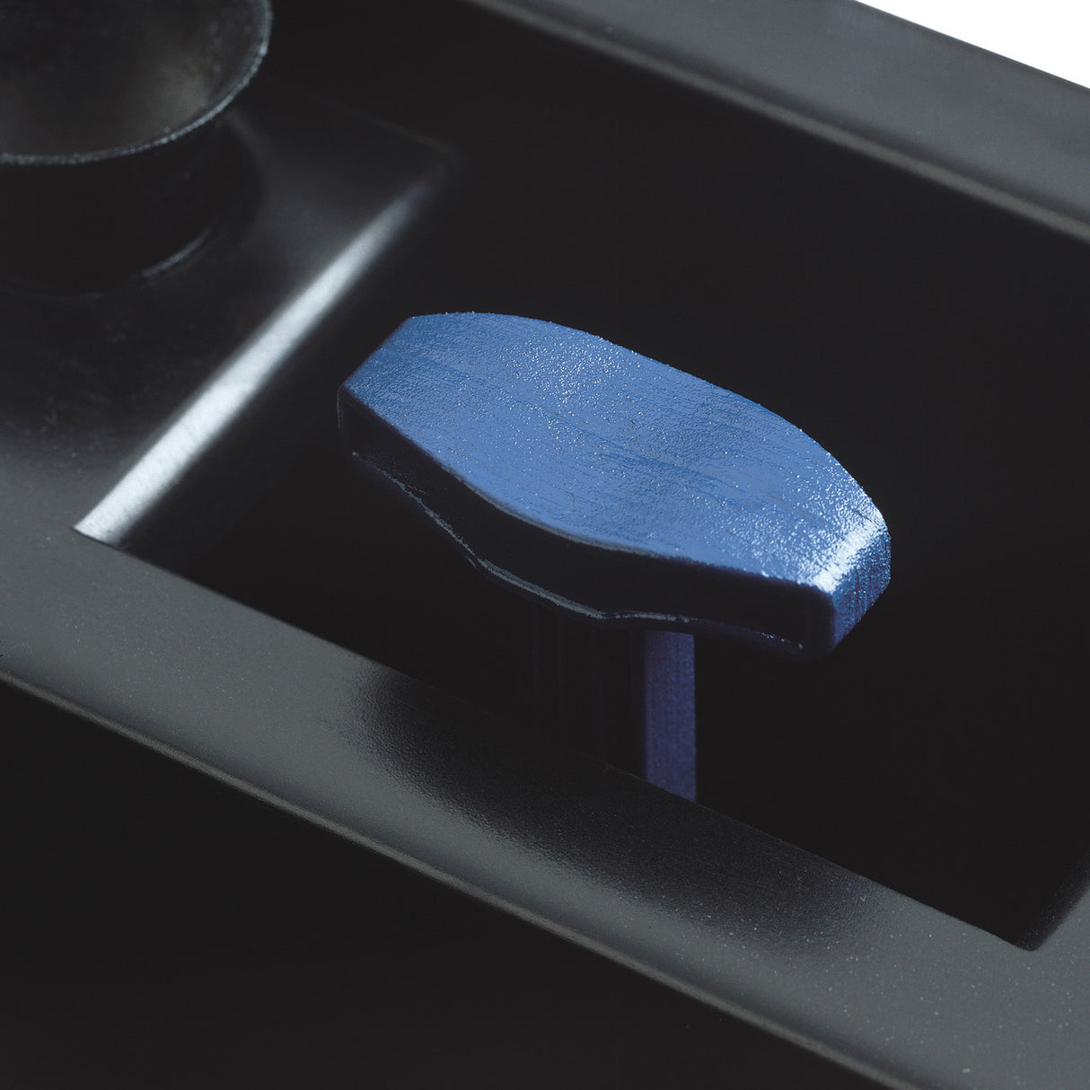 A close view of the handle for the harness holding the filter material