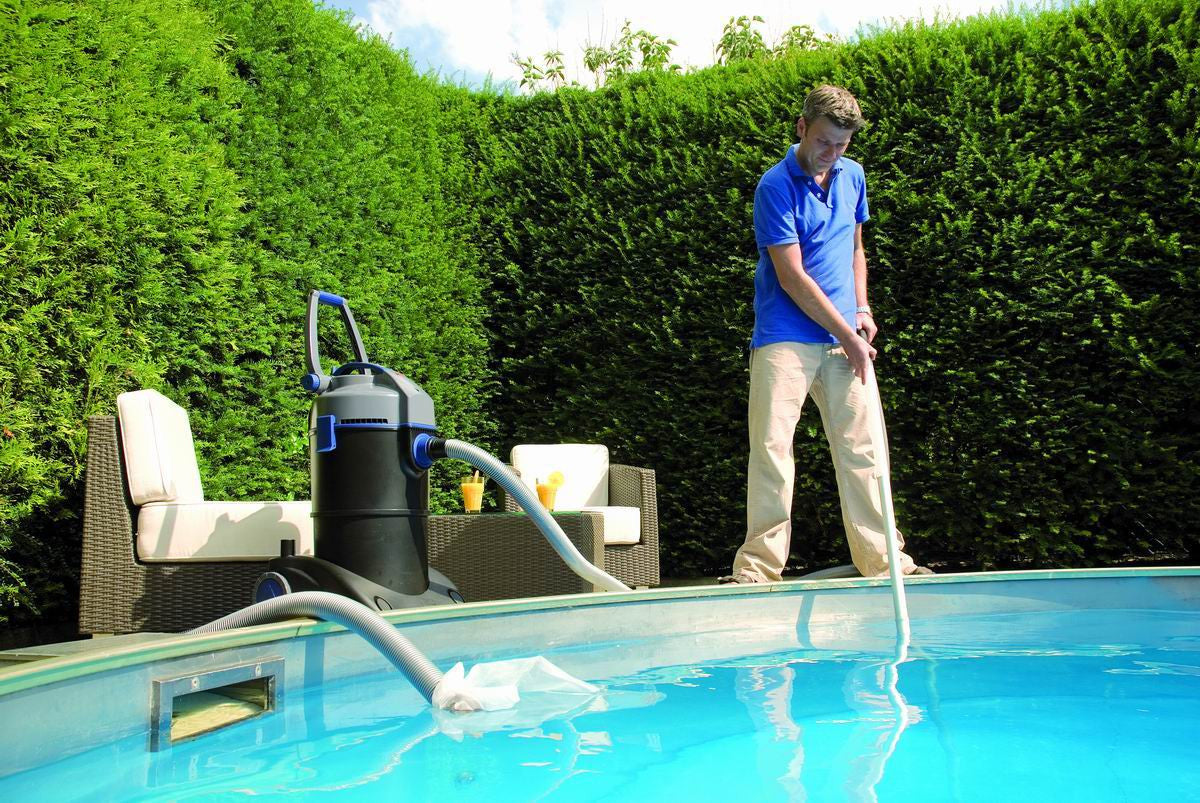 PondoVac 4 is in use to clean a swimming pool